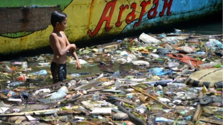 Anak-anak bermain di antara sampah di Sungai Batang Arau, Padang, Sumatera Barat, Rabu (11/5/2022). (Antara/Iggoy el Fitra)