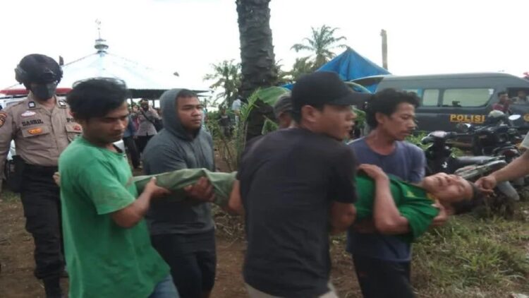 Sejumlah masyarakat mengalami luka-luka akibat keributan antara kelompok Tani Bali Group dengan kelompok masyarakat di Kabupaten Pasaman Barat. (Antara/HO)