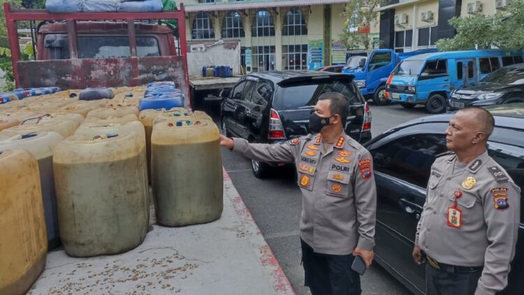 Biosolar ilegal beserta lima orang pelaku yang diamankan Polda Sumbar di Terminal Truk Koto Lalang, Kelurahan Bandar Buat, Kecamatan Lubuk Kilangan, Kota Padang.