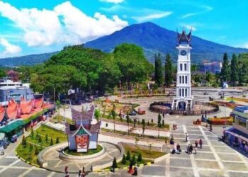 Terdakwa UU ITE saat Pilkada Bukittinggi Dihukum Lima Bulan 9 Jam Gadang Kota Bukittinggi. (Foto: Dok. Istimewa)