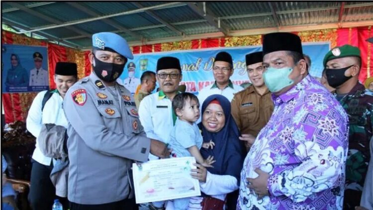Bupati Padang Pariaman, Sumbar Suhatri Bur (kanan) memberikan penghargaan kepada ibu dan balita yang memberikan dan mendapatkan ASI eksklusif dua tahun dan imunisasi lengkap di Nagari Pauah Kamba, Kecamatan Nan Sabarih. (ANTARA/HO-DinsosP3A Padang Pariaman)