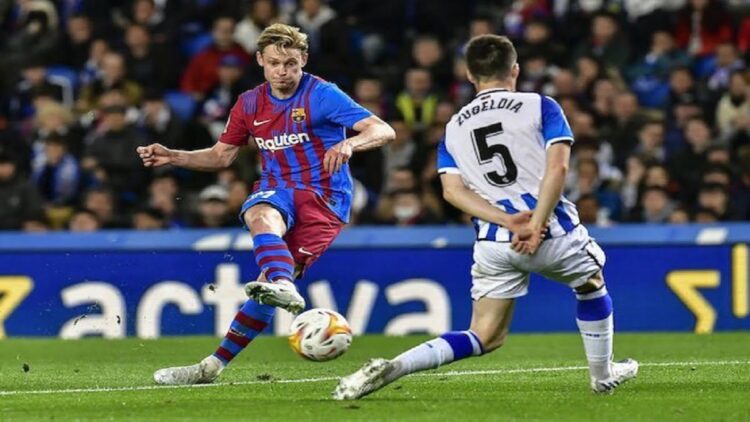 Frenkie de Jong Akhirnya Dibeli MU Senilai Rp1,01 Triliun 1 Gelandang Barcelona Frenkie De Jong dalam laga melawan Real Sociedad di Reale Arena pada lanjutan La Liga, Jumat (22/4/2022) dini hari WIB. (AP Photo)