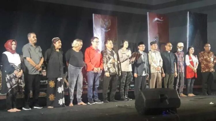 Kurang Piknik Bisa Terpapar Radikalisme Lho, Begini Penjelasan BNPT! 1 Para tokoh agama dan tokoh masyarakat melakukan deklarasi damai dipimpin oleh Kapolres Magelang Kota AKBP Yolanda Evalyn Sebayang pada acara Pelangi Cinta Nusantara di Kota Magelang, Selasa (31/5/2022) malam. ANTARA/Heru Suyitno