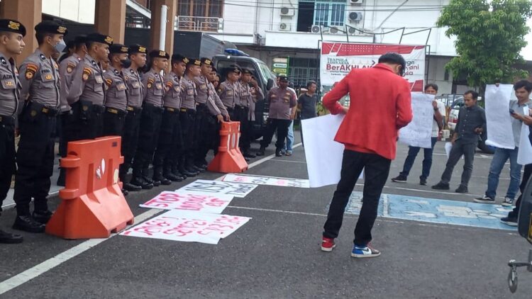 Beberapa orang menggelar demo di depan Kejari Padang terkait kasus KONI Padang.