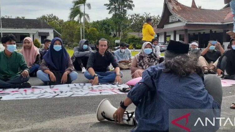 Sejumlah warga dan mahasiswa asal Kabupaten Padang Pariaman, Sumbar yang tergabung ke dalam Gerakan Masyarakat Peduli Padang Pariaman (GMPPP) melaksanakan aksi demo di Depan Kantor DPRD Padang Pariaman. (ANTARA)