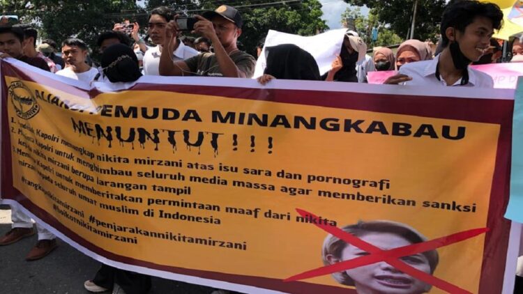 Aliansi Pemuda Minangkabau Desak Polisi Tangkap Nikita Mirzani 1 Aliansi Pemuda Minangkabau berdemo di depan Mapolda Sumbar meminta Nikita Mirzani ditangkap karena kasus pelecehan agama.