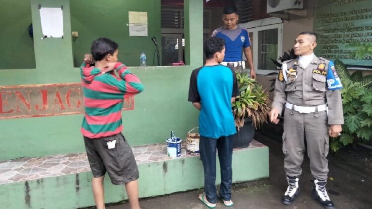 Resahkan Pengguna Jalan, Dua Anak Diamankan Satpol PP Padang 1 Dua anak diamankan Satpol PP Padang karena mengganggu pengguna jalan.