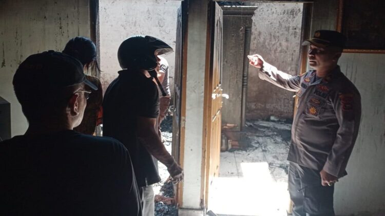 Dua Rumah Permanen Terbakar di Padang, Tidak Ada Korban Jiwa 1 Kapolsek Lubuk Begalung Kompol Harry Mariza Putra melakukan olah TKP kebakaran.