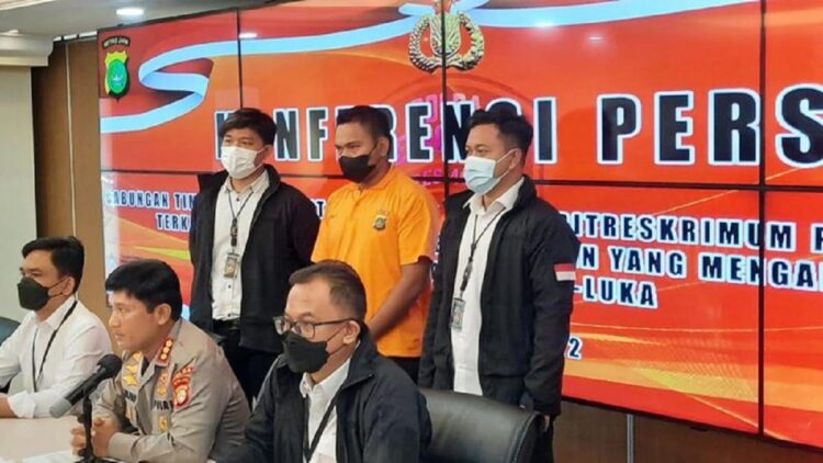 Polisi Tetapkan Faisal Marasabessy Tersangka Penganiayaan, Ketum Pemuda Bravo 5 Berpeluang Susul Anaknya 1 Faisal Marasabessy, pelaku pemukulan anak anggota DPR, berbaju tahanan oranye. (Yogi/detikcom)