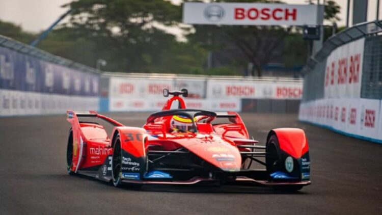 Pebalap Mahindra Racing Oliver Rowland jadi yang Tercepat di FP1 Formula E Jakarta 2022 1 Oliver Rowland menjadi yang tercepat pada sesi latihan pertama Formula E atau Jakarta E-Prix 2022. Pembalap Mahindra Racing mengunci catatan tercepat 1 menit 08.433 detik / Foto: Twitter Mahindra Racing (@MahindraRacing)