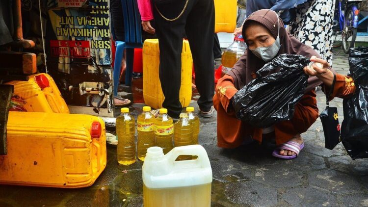 Warga memasukkan minyak goreng ke dalam plastik saat operasi pasar minyak goreng curah di Balai Desa Tumpangkrasak, Kudus, Jawa Tengah, Selasa (26/4/2022). Operasi pasar yang digelar pemerintah desa itu menyediakan 8.000 liter minyak untuk masyarakat umum dengan harga Rp14 ribu per liter atau lebih murah dari pasaran guna meringankan beban masyarakat jelang lebaran. (ANTARA FOTO/Yusuf Nugroho/aww)