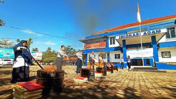 Kemenkumham melalui Imigrasi Agam musnahkan arsip keimigrasian. (ANTARA/Al Fatah)