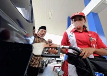 Petugas SPBU mengisi BBM bersubsidi kepada pelanggan. (ANTARA)