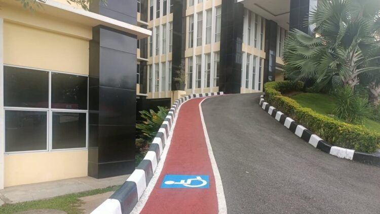 Tingkatkan Layanan, Polda Sumbar Kini Punya Fasilitas untuk Disabilitas 1 Jalur disabilitas di Mapolda Sumbar.