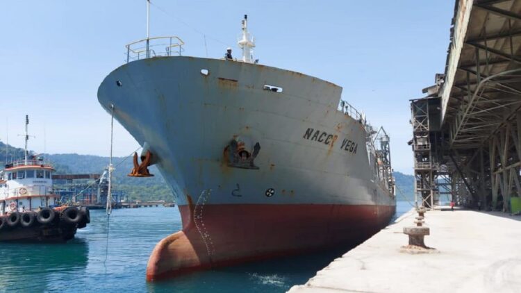 Selama Semester I tahun 2022, Semen Padang Ekspor Semen 227.442 MT 1 Kapal NACC Vega tengah bersandar di Pelabuhan Teluk Bayur Padang beberapa waktu lalu. Kapal pengangkut semen itu membawa semen dari PT Semen Padang ke Maldives.