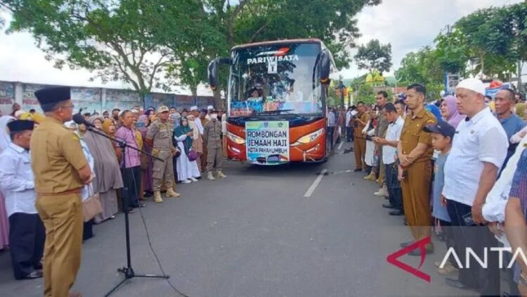 Wakil Wali Kota Payakumbuh Erwin Yunaz saat melepas jamaah haji asal Kota Payakumbuh ke embarkasi Haji Padang. (Antara/HO-Pemkot Payakumbuh)