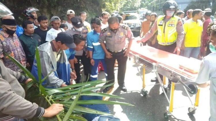 Dua Pelajar Jadi Korban Tabrak Lari di Bukik Lampu, Seorang Meninggal 1 Pelajar korban tabrak lari di kawasan Bukik Lampu, seorang meninggal dan seorang lagi luka parah.