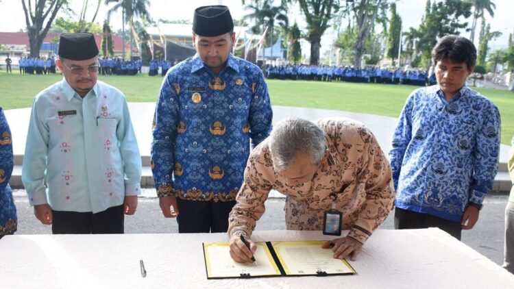 Direktur Utama PT Semen Padang Asri Mukhtar menandatangani  kesepakatan bersama/Memorandum of Understanding (MoU) dengan Pemerintahan Provinsi (Pemrov) Sumatera Barat (Sumbar), tentang Pengembangan dan Pemberdayaan Masyarakat dalam Pengelolaan Lingkungan Hidup, Jumat (17/6/2022). Dari Pemprov MoU ditandatangani Wakil Gubernur Sumbar, Audy Joinaldy (dua dari kiri), dan dari Pemkab Agam  diwakili Kepala Dinas Lingkungan Hidup (DLH), Jetson (paling kiri).