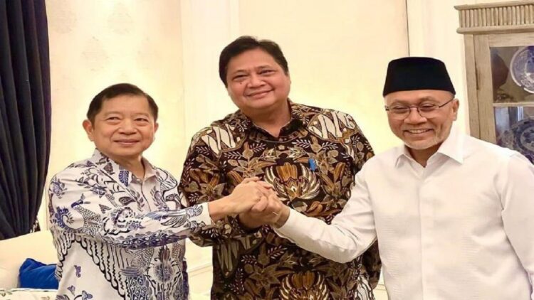 Ketua Umum PAN Zulkifli Hasan (kanan), Ketua Umum PPP Suharso Monoarfa (kiri) dan Ketua Umum Partai Golkar Airlangga Hartarto, bertemu dan sepakat membangun Koalisi Indonesia Bersatu (KIB). (IST)