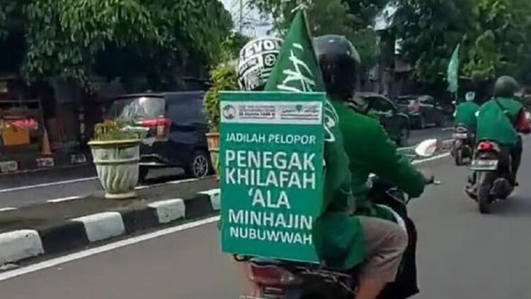 Konvoi motor bawa poster 'Khilafatul Muslimin' di Cawang, Jaktim, viral di media sosial (Foto: tangkapan layar video)