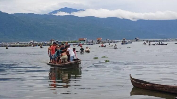 Korban tenggelam di Danau Maninjau dievakuasi menggunakan perahu. (BPBD Agam)
