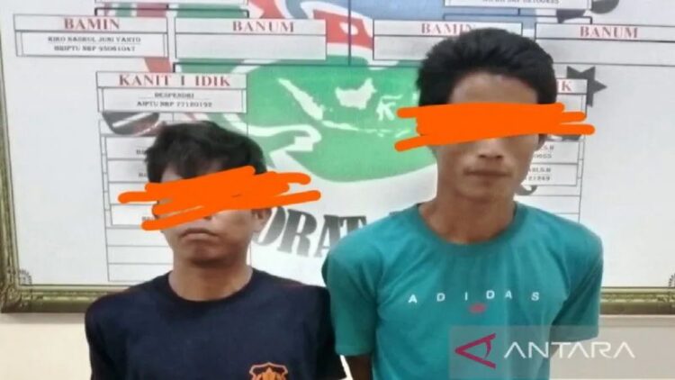 Kedua tersangka kurir sabu-sabu beserta barang bukti. (ANTARA/HO-Humas Polres Agam)