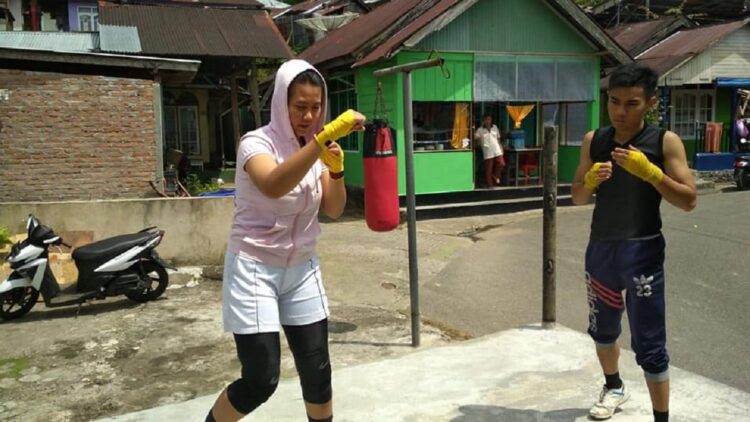 Pertina Padang Panjang Kirimkan Atlet Terbaik di Ajang SG Women’s Boxing Community 1 Atlet tinju wanita dari Pertina Padang Panjang saat latihan.