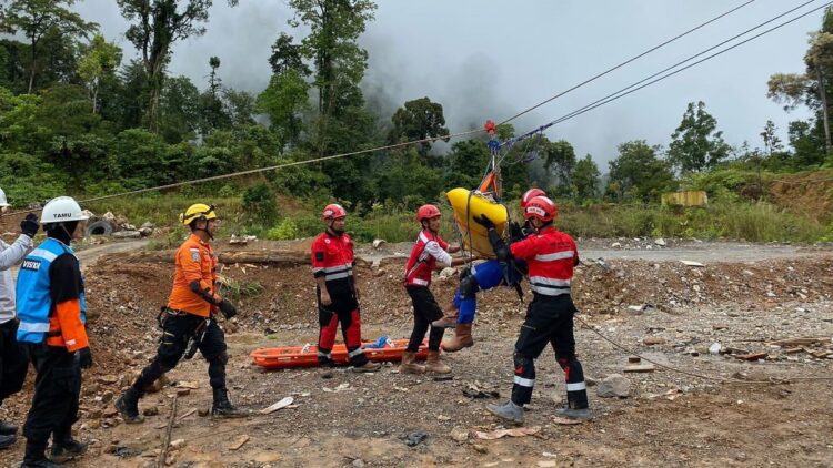 Latihan bersama tim Rescuer Semen Padang dan Basarnas  di puncak Karang Putih.