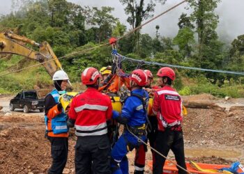 Rescuer MRT Semen Padang Latihan Gabungan dengan Basarnas di Puncak Bukit Karang Putih