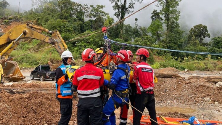 Latihan bersama tim rescuer Semen Padang dan Basarnas.