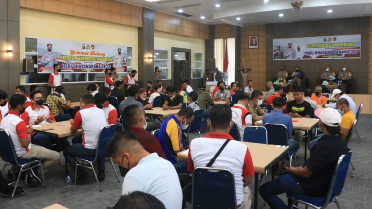 Pertandingan domino (gaplek) yang digelar di Mapolda Sumbar dalam rangka peringatan Hari Bhayangkara ke-76.