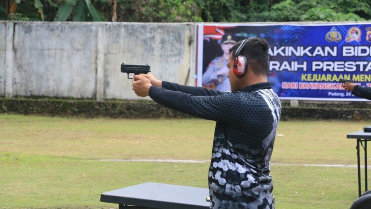 Lomba menembak Hari Bhayangkara ke-76 yang digelar Polda Sumbar.