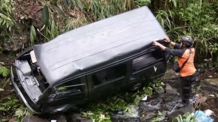 Mobil Kabid Pemuda Dispora Tanah Datar Masuk Jurang, Diduga Stir Terkunci 1 masuak jurang