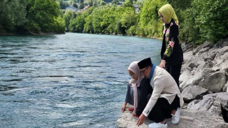 Korban Belum Ditemukan, Ridwan Kamil Beri Dukungan dan Doa untuk Ibu Pelajar yang Hanyut di Padang 1 Ridwan Kamil di tepi Sungai Aare Swiss. (net)