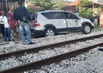 Grand Livina Dihantam Si Binuang di Perlintasan Anak Aia Padang, Mobil Terseret 75 Meter