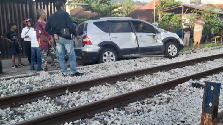 Mobil dihantam kereta api di Padang.