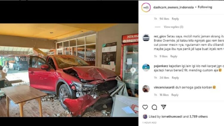 Duh! Pedal Gas Nyangkut di Karpet, Mobil Mazda Baru Keluar Diler Ringsek Nabrak Bangunan 1 Foto: Tangkapan layar Instagram @dashcam_owners_indonesia. Mobil kecelakaan gara-gara pedal gas nyangkut di karpet. (detik.com)