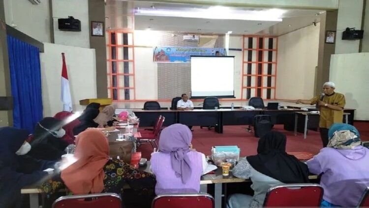 Peserta didik dari pendidikan kesetaraan non formal pada paket C saat mengikuti pelatihan adat Minangkabau. (ANTARA/Akmal Saputra)