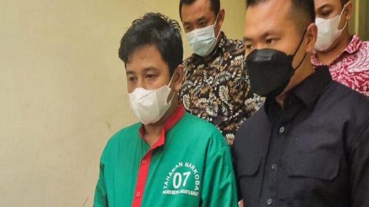 Kabid Humas Polda Metro Jaya Kombes E Zulpan mengungkapkan gitaris Kahitna Andrie Bayuajie rutin mengonsumsi obat penenang tanpa resep dokter sejak Agustus 2020. (Foto: CNN Indonesia/ Taufiq Hidayatullah)