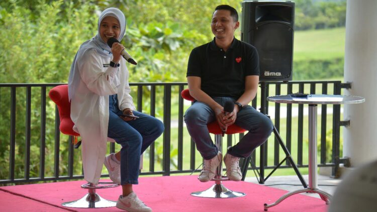 Ketua BUMN Muda Indonesia Soleh Ayubi, Ph.D, (kanan) bersama Kepala Unit Humas & Kesekretariatan PT Semen Padang Nur Anita Rahmawati (kiri) dalam acara sharing dengan tajuk “Ngobrol Asik: Menjadi Future Leaders BUMN yang Tangguh”, di Club House Lapangan Golf PT Semen Padang, Selasa (31/5/2022).