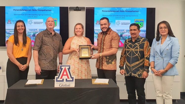Penandatanganan nota kesepahaman Pemko Padang Panjang dengan University of Arizona dan Sampoerna University.