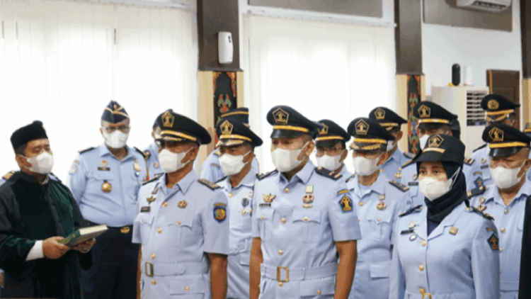 Kanwil Kemenkumham Sumbar Lantik 64 Orang Pejabat Baru 1 Pelantikan pejabat baru di lingkungan Kanwil Kemenkumham Sumbar.