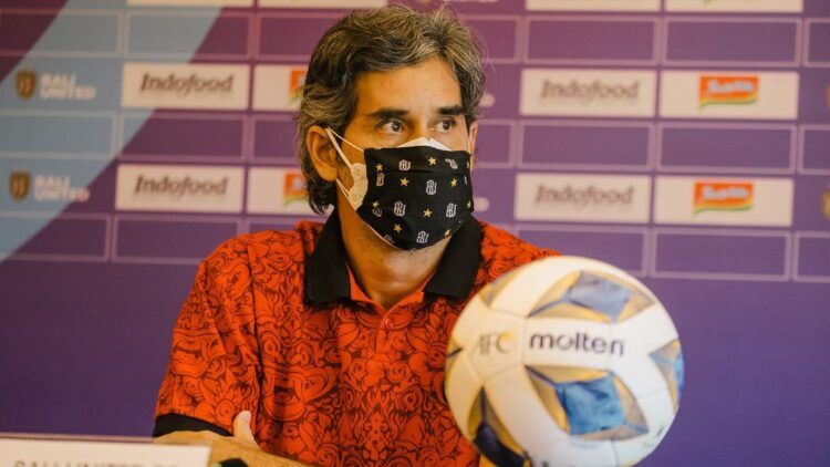 Pelatih Bali United Stefano Cugurra saat jumpa pers AFC Cup 2022 Grup G yang digelar di Bali.