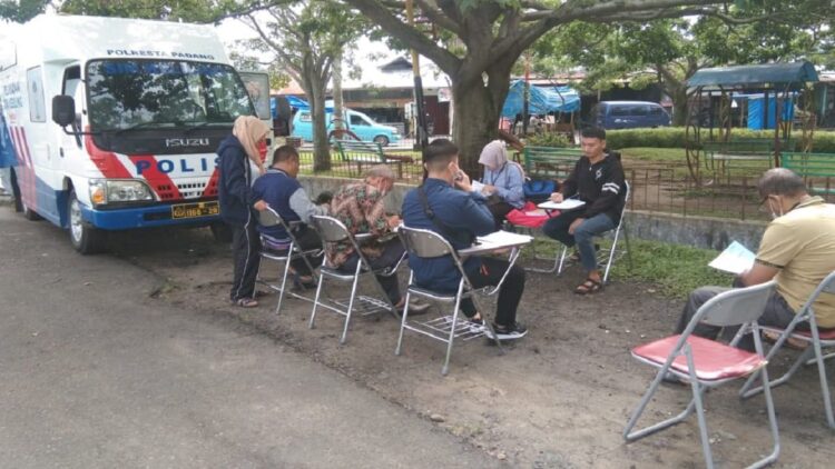 Pelayanan SIM Keliling Satlantas Polresta Padang.