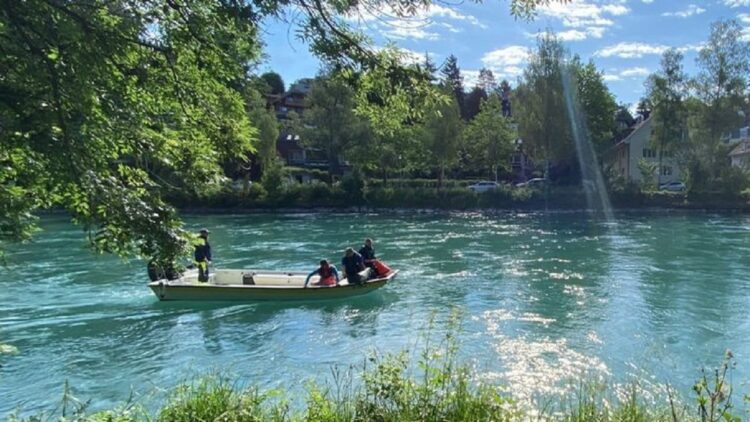 Anak Ridwan Kamil Ditemukan, Polisi Bern Pastikan Meninggal 1 Proses pencarian anak Ridwan Kamil yang hilang di sungai Aaree, Swiss. Dia ditemukan meninggal dunia.