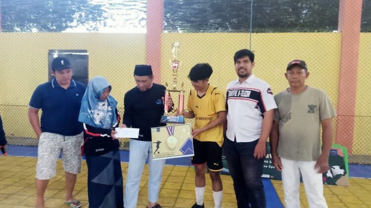 Penyerahan hadiah untuk pemenang Fatih Futsal.