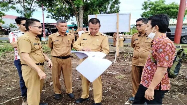 Kepala Dinas Perpustakaan dan Kearsipan Kota Pariaman, Sumbar Muhammad Sukri (kiri) bersama Wali Kota Pariaman mengunjungi lokasi rencana pembangunan perpustakaan. (ANTARA/HO-Dinas Perpustakaan dan Kearsipan Kota Pariaman)