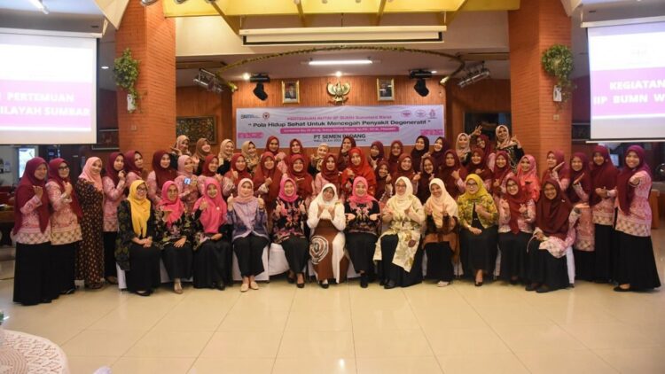 Apa Itu Penyakit Degeneratif, Ini Penjelasan dari Dokter Ahlinya 1 Para peserta pertemuan rutin IIP BUMN Wilayah Sumatera Barat foto bersama dengan pengurus, dan narasumber seminar kesehatan, Dr. dr. Hj. Arina Widya Murni, usai acara di Wisma Indarung Semen Padang, Rabu (22/6/2022).