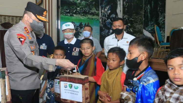 Peserta sunatan massal Polda Sumbar dapat bingkisan.