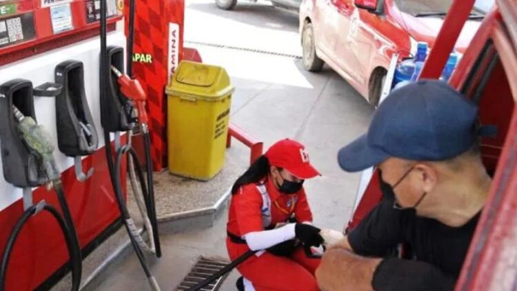 Ini Alasan Pemerintah Atur Pembelian BBM Bersubsidi 1 Ilustrasi petugas SPBU mengisi BBM bersubsidi jenis Pertalite kepada kendaraan pribadi. (ANTARA/HO-Pertamina)